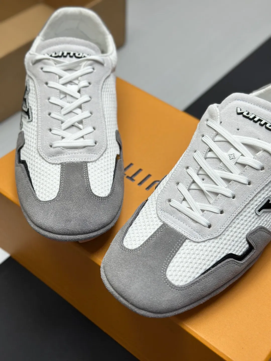 👟👟Ex-factory price 680👟👟 (Top version fully packaged) LV Louis Vuitton L Family Donkey Brand Latest Rally Series Mesh Casual Sports Shoes Doudou Shoes Original purchase, development and production This LV Rally sports shoe is made of suede cow leather and mesh fabric, and a rubber pad outsole is incorporated into the driving shoe configuration, making it a modern choice that is both comfortable and light. The LV letters on the side, the handwritten Louis Vuitton logo on the rear, and the Vuitton logo on the tongue and outsole jointly brand the brand mark. Exquisite packaging at the delivery counter🛍📦 ▪️Fabric: Original customized imported mesh + cowhide ▪️Inner lining: Original customized breathable mesh lining ▪️Outsole: Original molded anti-slip rubber material ▪️Sole thickness: 2CM ▪️Size: Men's 39-45
